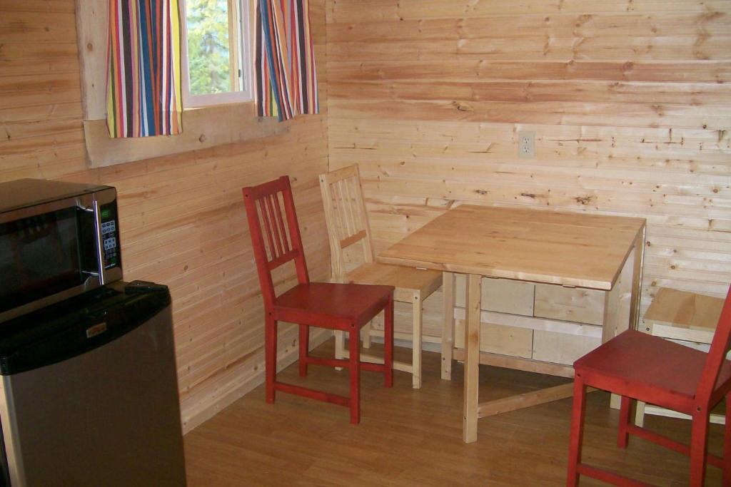 Noah'S Ark Campground Revelstoke Zimmer foto